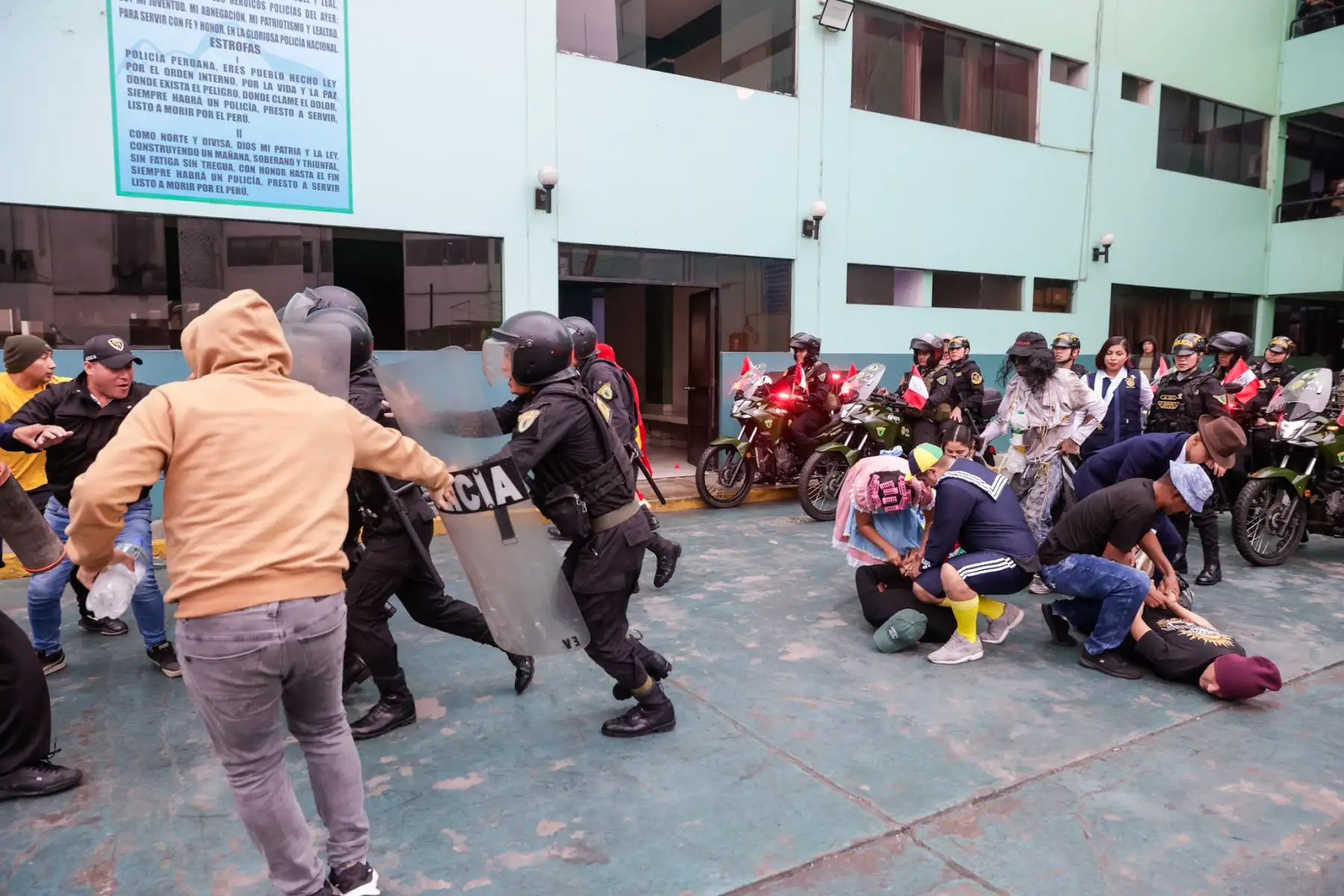 El Escuadrón Verde presentó una demostración como parte de los preparativos de seguridad por Fiestas Patrias, destacando su labor frente a la delincuencia común. La unidad, conformada por el Departamento de Inteligencia Terna, el escuadrón operativo y el motorizado, escenificó un operativo encubierto en el que agentes Terna usaron disfraces de personajes del Chavo del 8 como estrategia para infiltrarse y pasar desapercibidos. Foto: ANDINA/Luis Iparraguirre