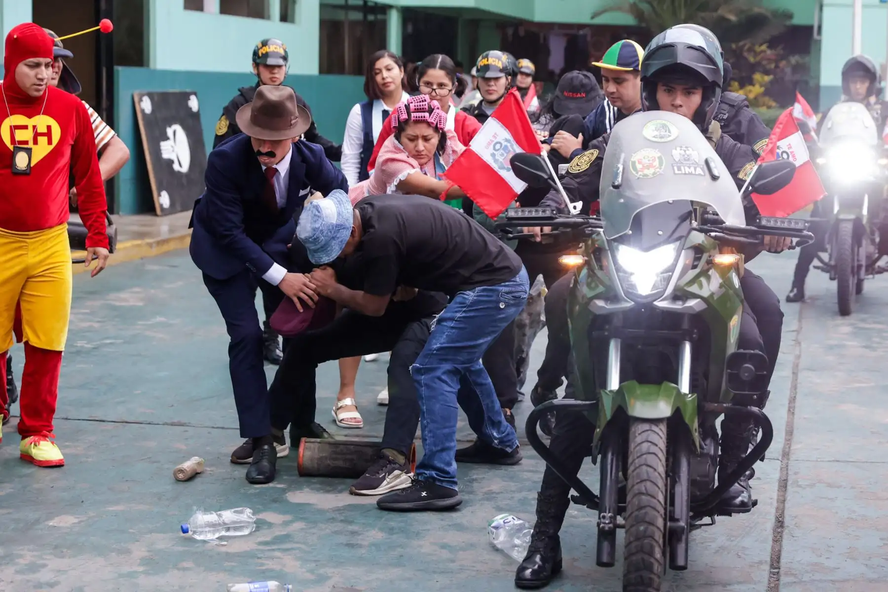El Escuadrón Verde presentó una demostración como parte de los preparativos de seguridad por Fiestas Patrias, destacando su labor frente a la delincuencia común. La unidad, conformada por el Departamento de Inteligencia Terna, el escuadrón operativo y el motorizado, escenificó un operativo encubierto en el que agentes Terna usaron disfraces de personajes del Chavo del 8 como estrategia para infiltrarse y pasar desapercibidos. Foto: ANDINA/Luis Iparraguirre