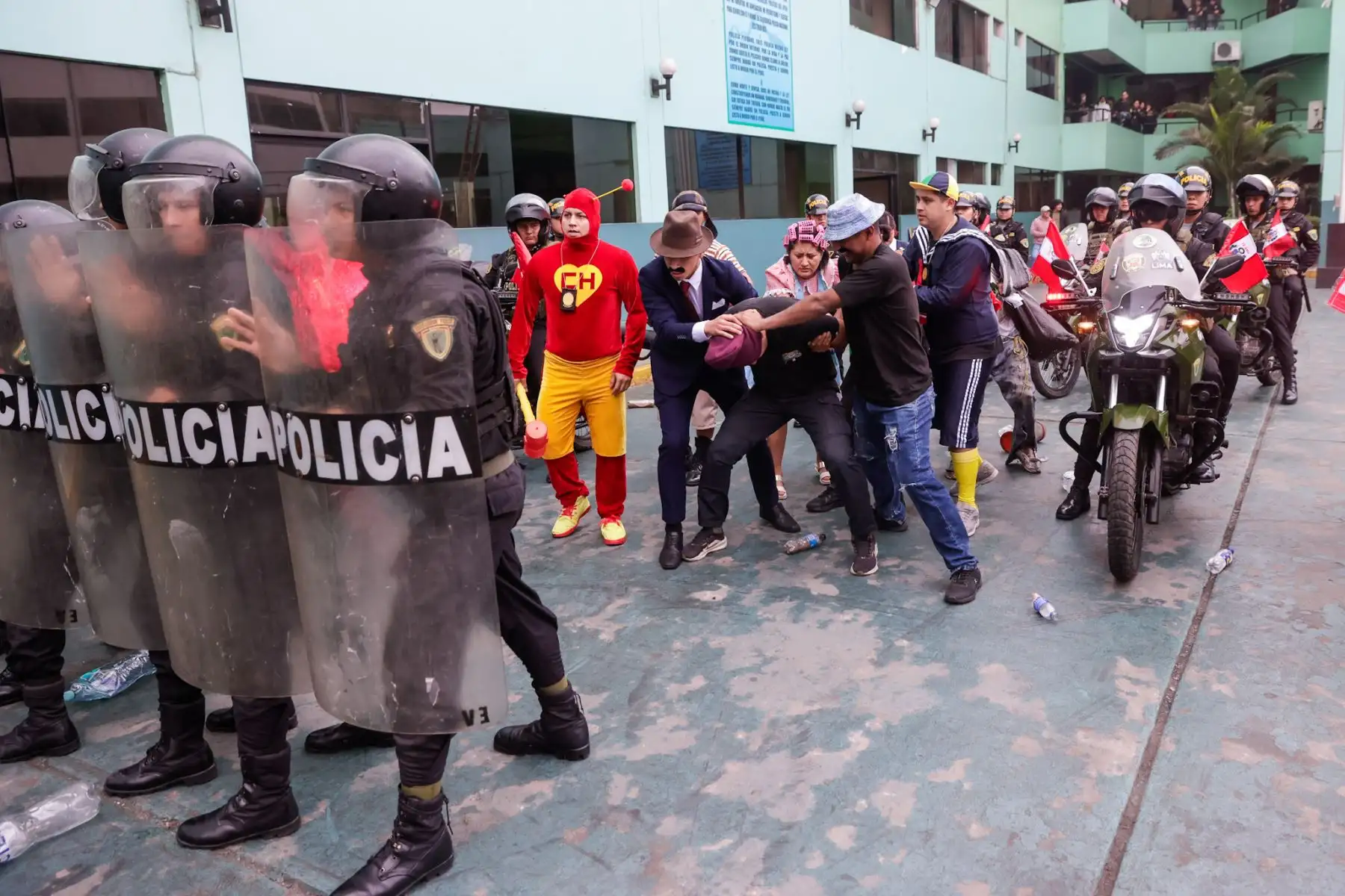 El Escuadrón Verde presentó una demostración como parte de los preparativos de seguridad por Fiestas Patrias, destacando su labor frente a la delincuencia común. La unidad, conformada por el Departamento de Inteligencia Terna, el escuadrón operativo y el motorizado, escenificó un operativo encubierto en el que agentes Terna usaron disfraces de personajes del Chavo del 8 como estrategia para infiltrarse y pasar desapercibidos. Foto: ANDINA/Luis Iparraguirre