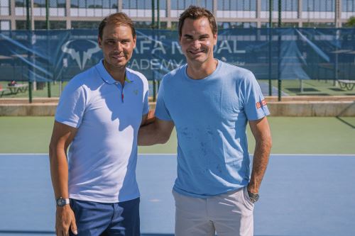 Roger Federer visitó este jueves la Rafa Nadal Academy by Movistar, regalando a los presentes una bonita sorpresa en pleno verano. Foto: EFE