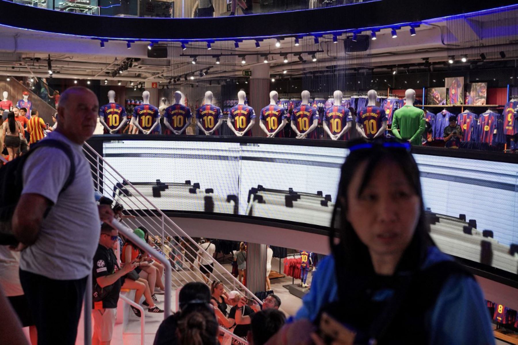 La gente compra la nueva camiseta número 10 del delantero español del Barcelona, Lamine Yamal, en la tienda oficial del FCB en Barcelona. Foto: AFP