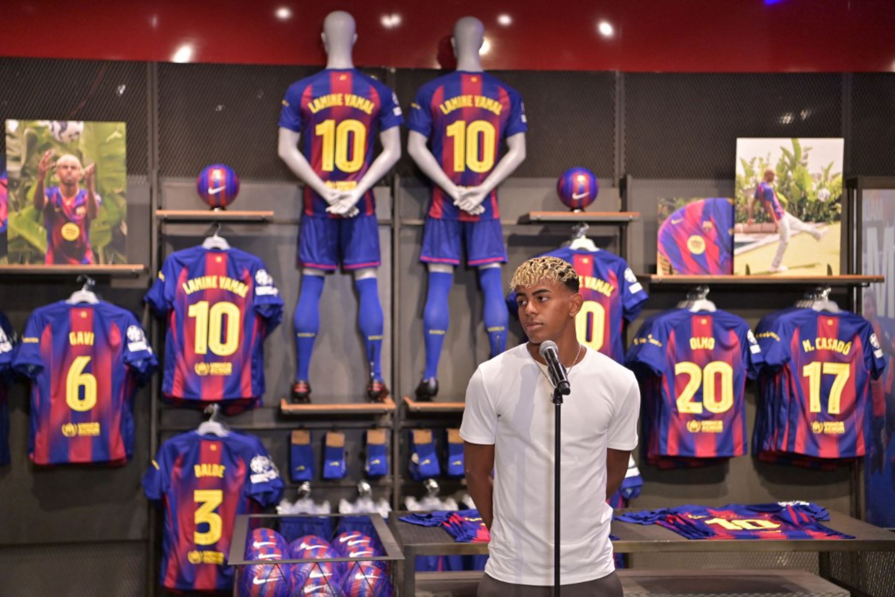El delantero español del Barcelona, Lamine Yamal, asiste a la presentación de su nueva camiseta número 10 en la tienda del estadio Camp Nou. Foto: AFP