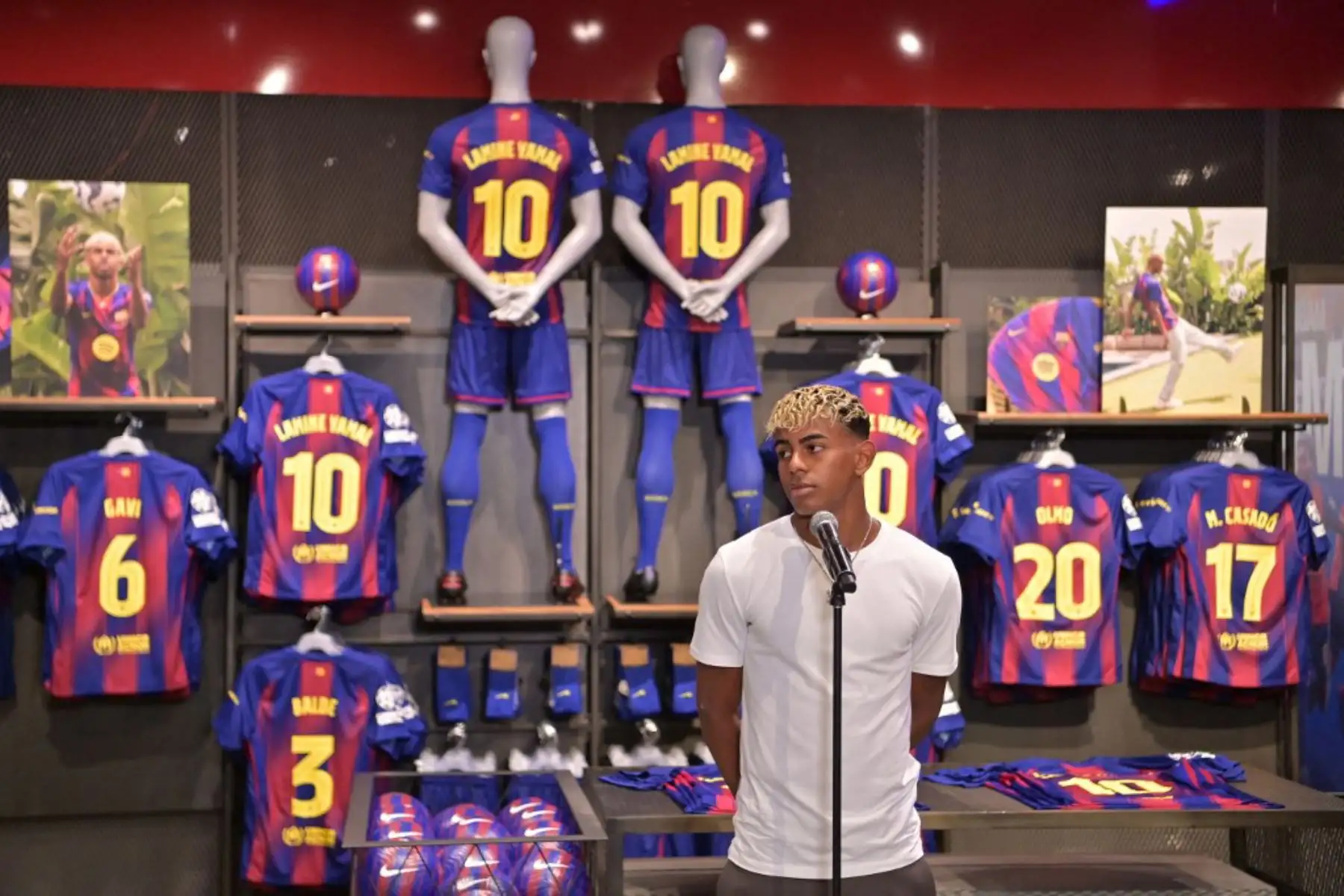 El delantero español del Barcelona, Lamine Yamal, asiste a la presentación de su nueva camiseta número 10 en la tienda del estadio Camp Nou. Foto: AFP