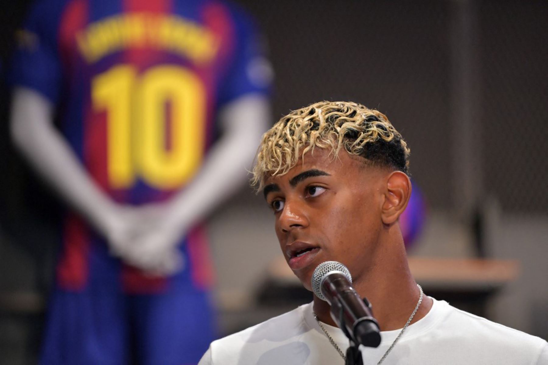 El delantero español del Barcelona, Lamine Yamal, asiste a la presentación de su nueva camiseta número 10 en la tienda del estadio Camp Nou. Foto: AFP