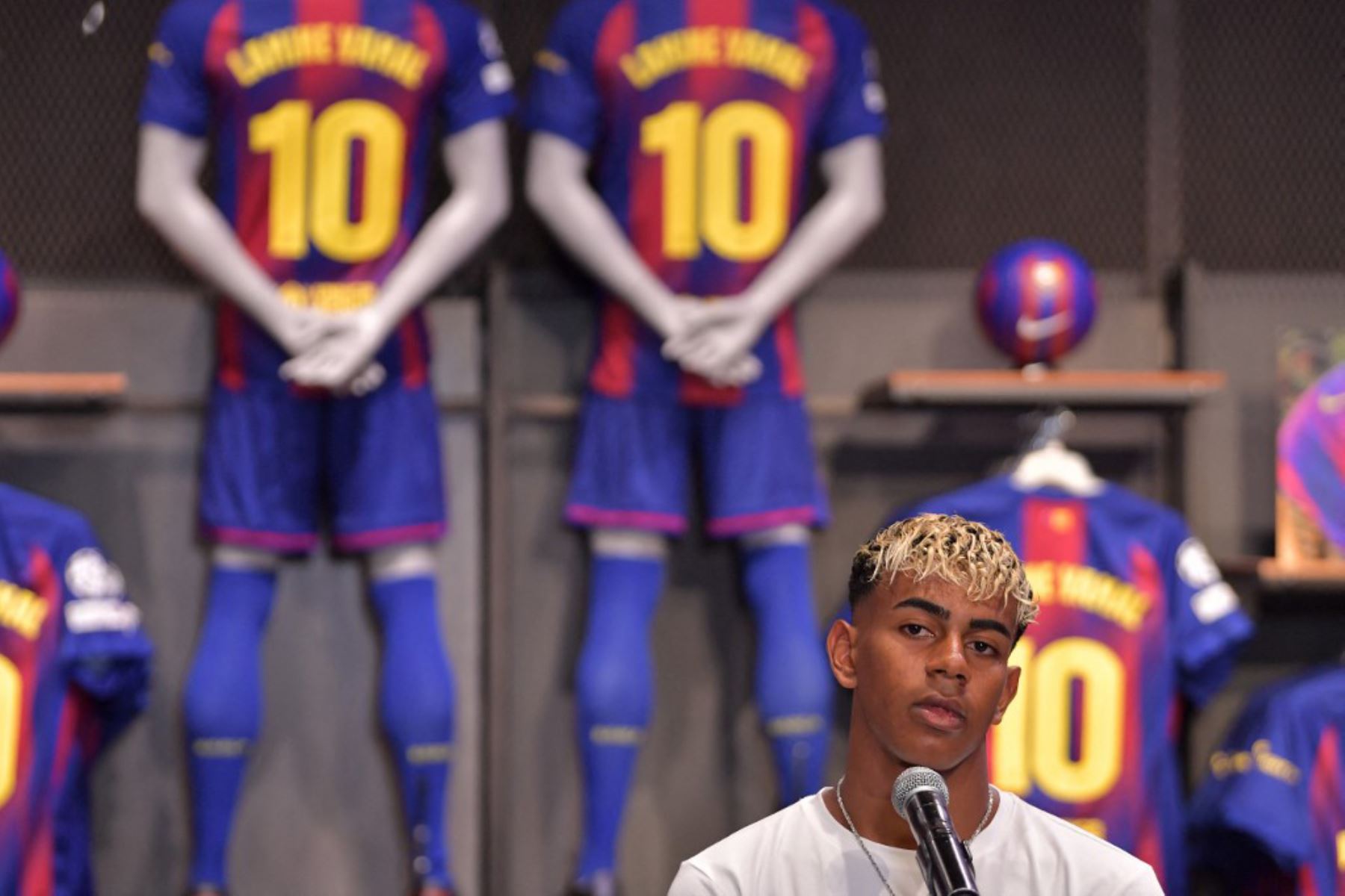 El delantero español del Barcelona, Lamine Yamal, asiste a la presentación de su nueva camiseta número 10 en la tienda del estadio Camp Nou. Foto: AFP