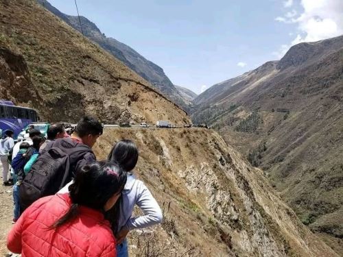 La camioneta cayó a un abismo de más de 400 metros de profundidad. El accidente se produjo a la altura del kilómetro 64.5 de la carretera Longitudinal de la Sierra, en el sector Lomas del Viento. ANDINA/Difusión