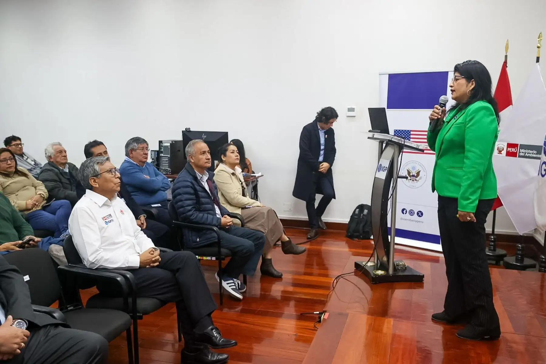 La Dra. Aracely Quispe, ingeniera aeronáutica para la NASA, compartió con los científicos del IGP su experiencia profesional en el ámbito aeroespacial, así como los desafíos tecnológicos que ha enfrentado en los principales proyectos de la agencia espacial estadounidense.  


Foto:ANDINA / Juan Carlos Guzmán Negrini