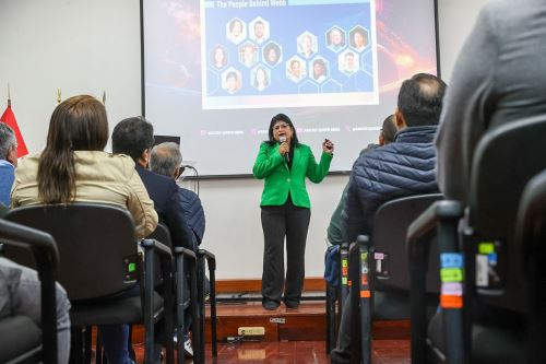 La Dra. Aracely Quispe compartió su experiencia trabajando como ingeniera aeronáutica en el Telescopio Espacial James Webb. Foto:NDINA/Juan Carlos Guzmán