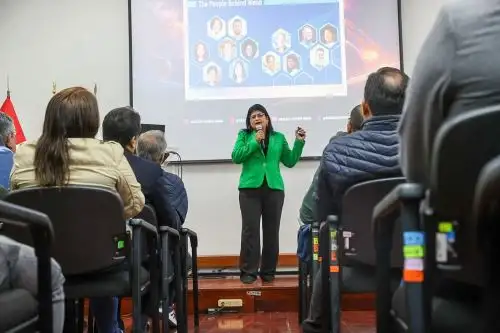 La Dra. Aracely Quispe compartió su experiencia trabajando como ingeniera aeronáutica en el Telescopio Espacial James Webb. Foto:NDINA/Juan Carlos Guzmán