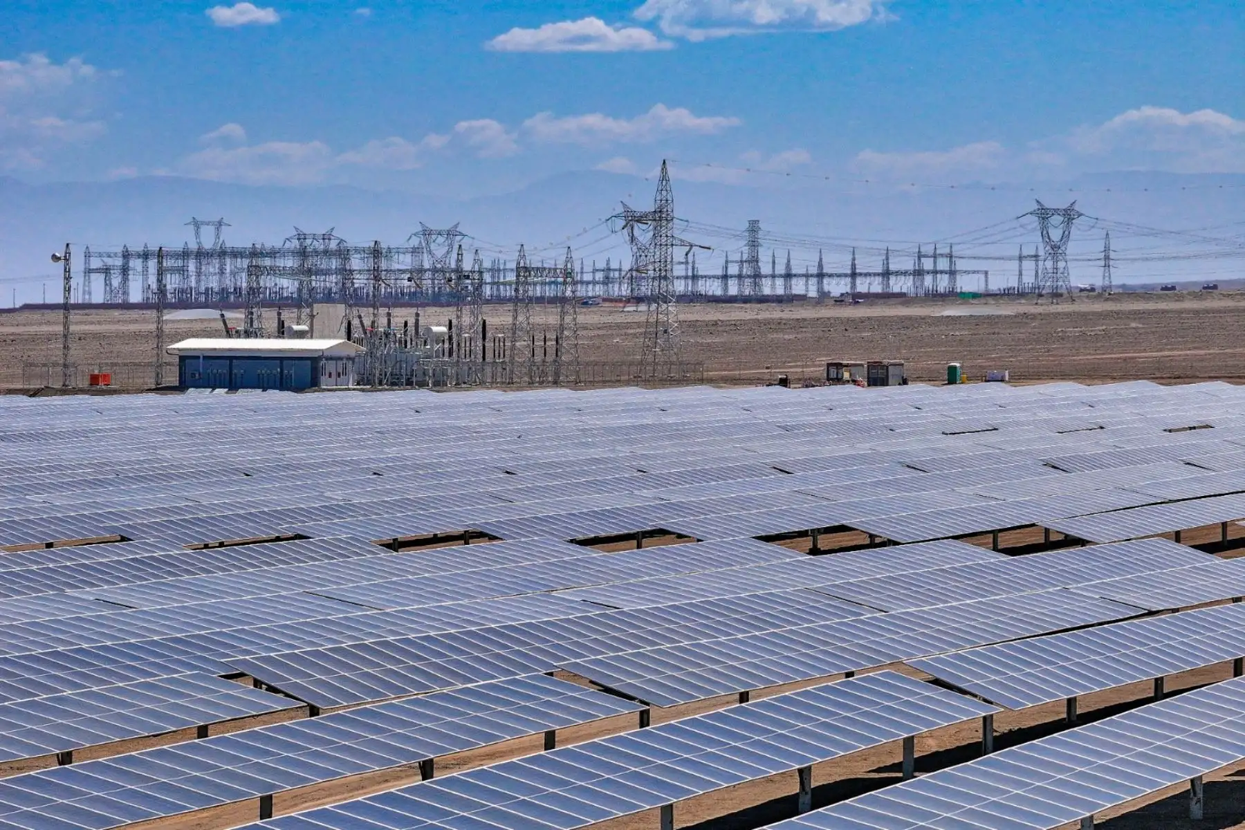 La presidenta de la república, Dina Boluarte, inauguró la central solar San Martín, en el distrito de La Joya. Con una extensión de 600 hectáreas, esta obra es la más grande de su tipo en el Perú. Foto: ANDINA/ Prensa Presidencia
