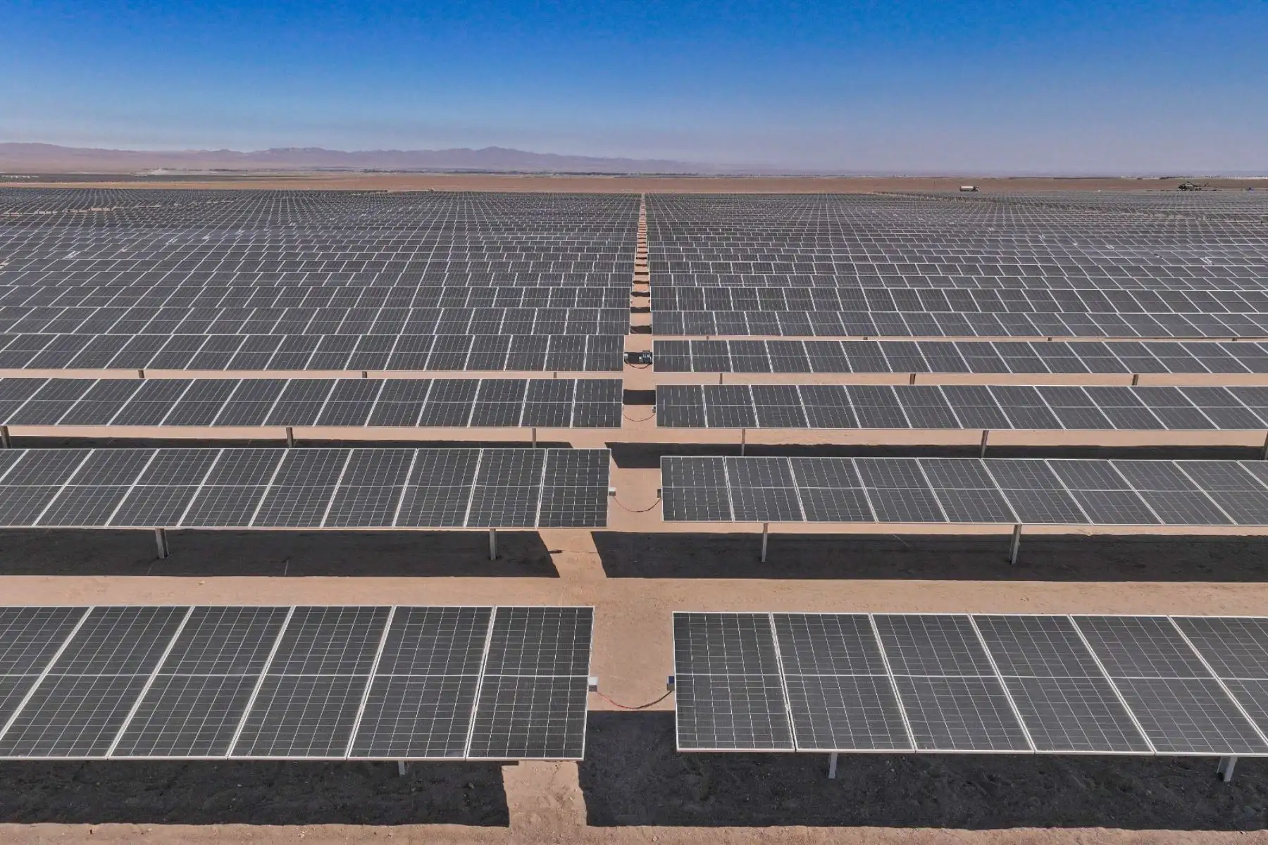 La presidenta de la república, Dina Boluarte, inauguró la central solar San Martín, en el distrito de La Joya. Con una extensión de 600 hectáreas, esta obra es la más grande de su tipo en el Perú. Foto: ANDINA/ Prensa Presidencia