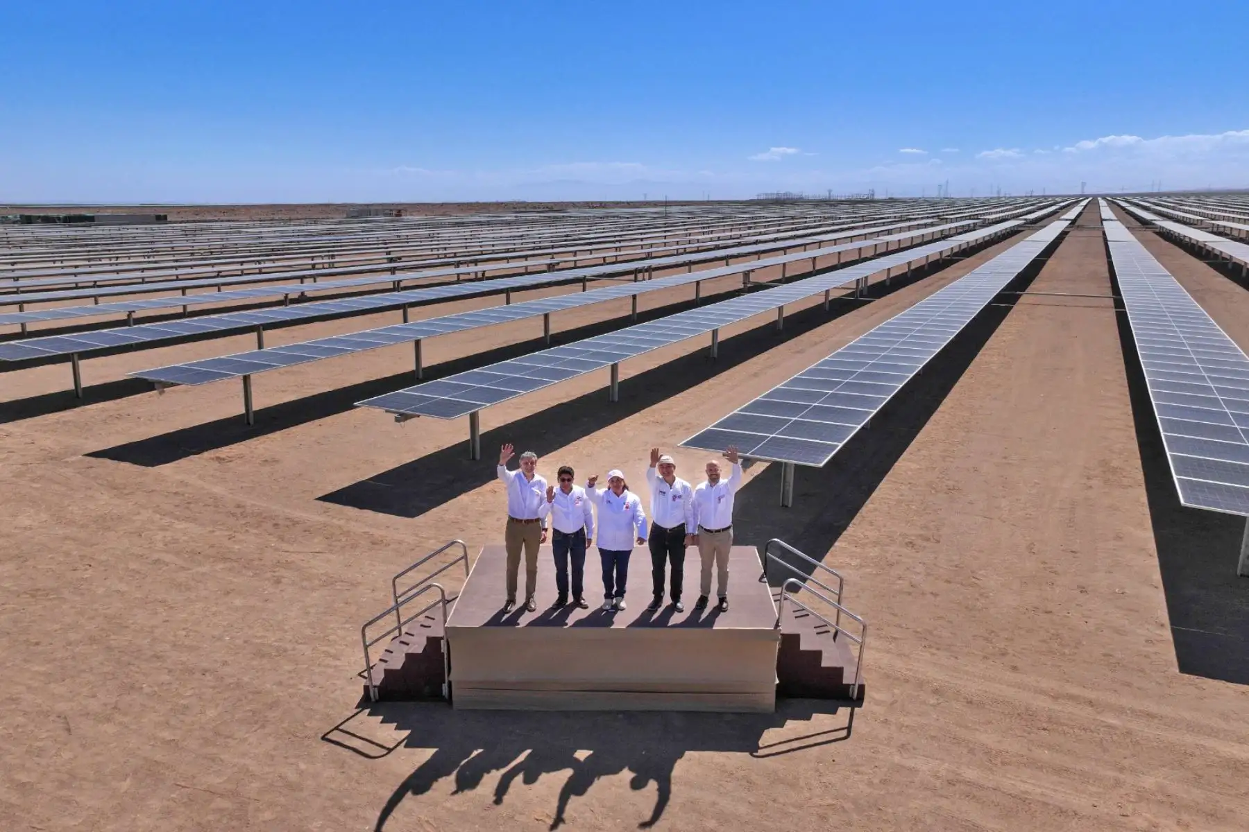 La presidenta de la república, Dina Boluarte, inauguró la central solar San Martín, en el distrito de La Joya. Con una extensión de 600 hectáreas, esta obra es la más grande de su tipo en el Perú. Foto: ANDINA/ Prensa Presidencia