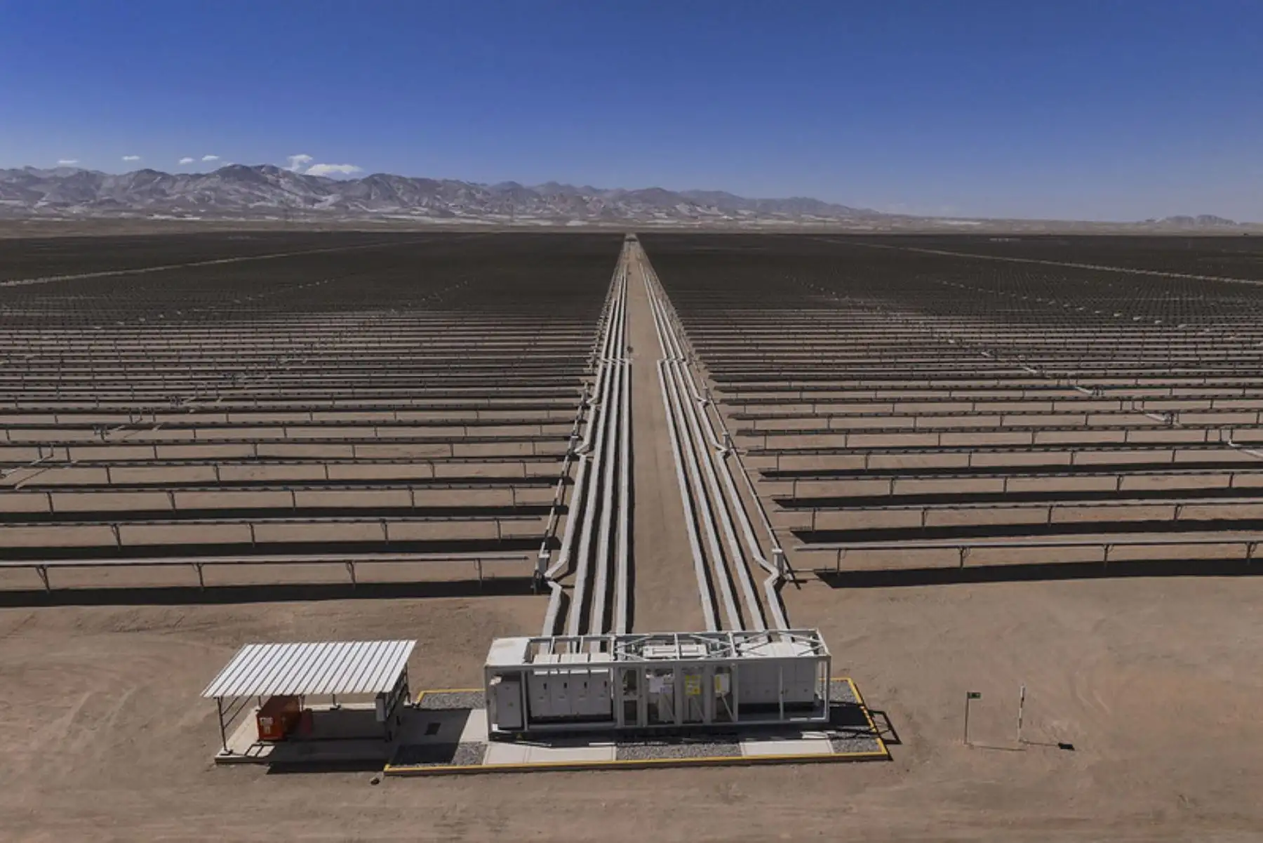 La presidenta de la república, Dina Boluarte, inauguró la central solar San Martín, en el distrito de La Joya. Con una extensión de 600 hectáreas, esta obra es la más grande de su tipo en el Perú. Foto: ANDINA/ Prensa Presidencia