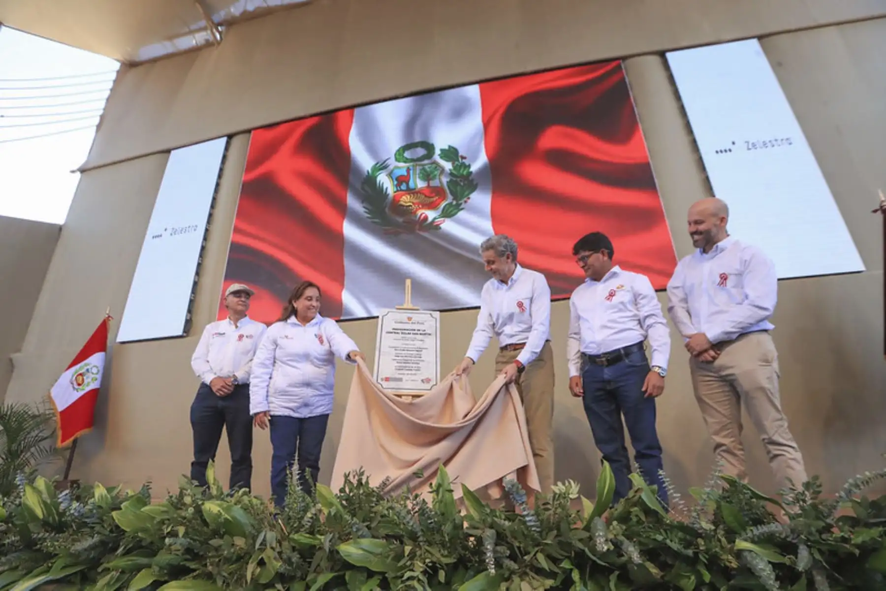 La presidenta de la república, Dina Boluarte, inauguró la central solar San Martín, en el distrito de La Joya. Con una extensión de 600 hectáreas, esta obra es la más grande de su tipo en el Perú. Foto: ANDINA/ Prensa Presidencia