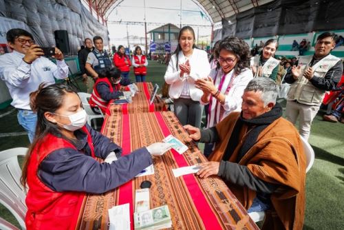 La ministra Lslie Urteaga inició su jornada de trabajo en el distrito cusqueño de Santiago, donde visitó el hogar de los hermanos Jhon (34) y Yanina (36), recientemente ingresados al padrón del Programa Nacional Contigo.