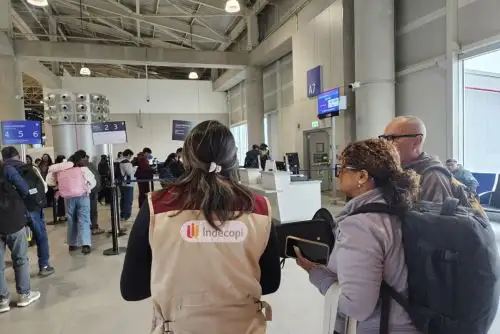 Personal de Indecopi brinda orientación a pasajeros en el nuevo Aeropuerto Internacional Jorge Chávez. Foto: Cortesía.