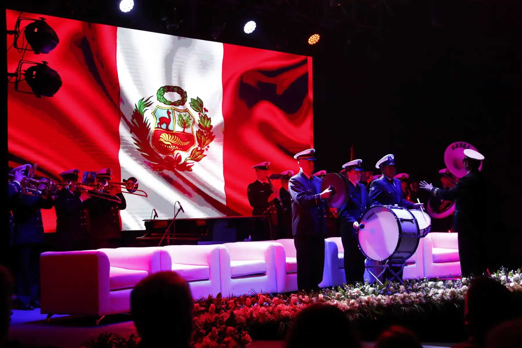 Durante la ceremonia de inauguración de la 29 Feria Internacional del Libro FIL Lima 2025, que se realizó la noche del jueves 17 de julio en el Parque Próceres de la Independencia de Jesús María, y que contó con la presencia de diversas autoridades y personalidades del ámbito cultural, tuvieron lugar algunos shows de música en vivo, entre los que destacó un concierto de música clásica italiana en piano. Foto: ANDINA/Daniel Bracamonte