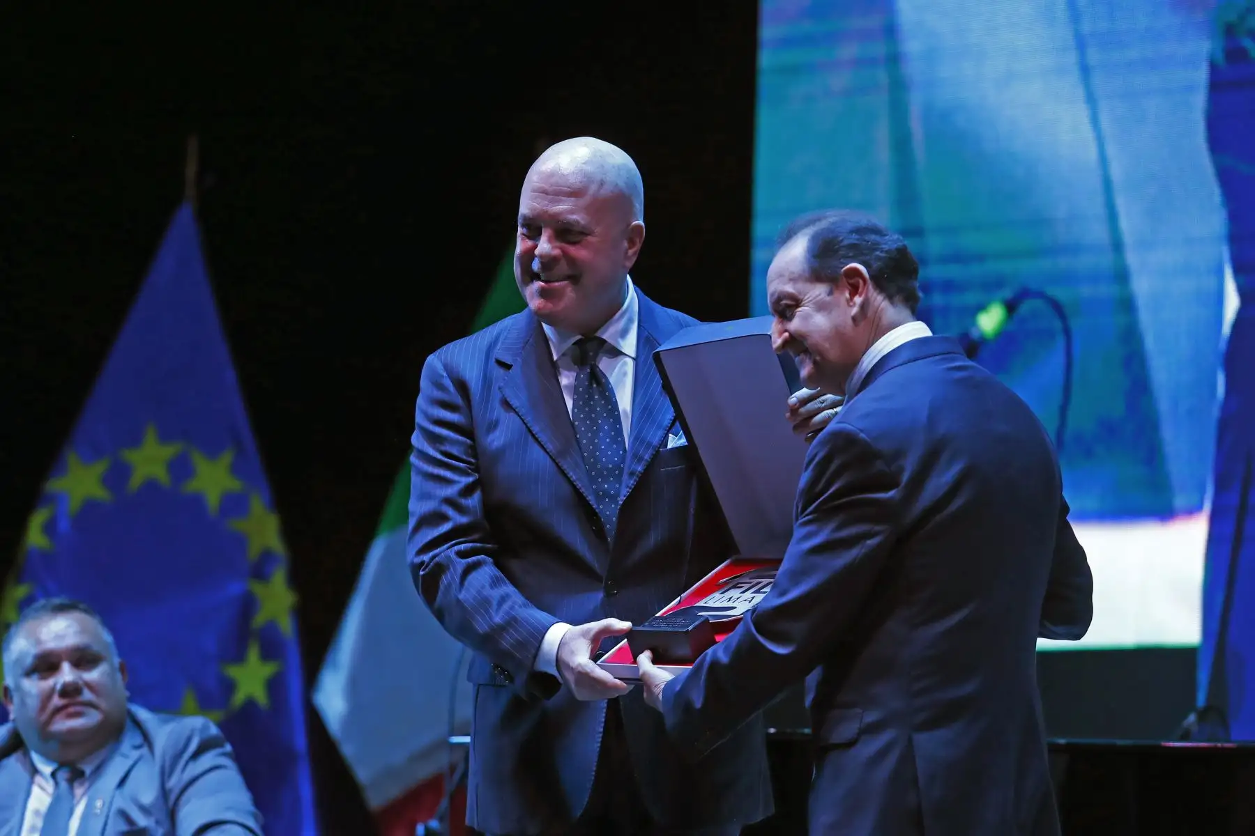 El embajador de Italia en el Perú recibió un reconocimiento especial de la Cámara Peruana del Libro, a través de su presidente Ricardo Murgueza, por ser este país el invitado especial de honor en la 29 Feria Internacional del Libro FIL Lima 2025, inaugurada recientemente en el Parque Próceres de la Independencia de Jesús María. Foto: ANDINA/Daniel Bracamonte