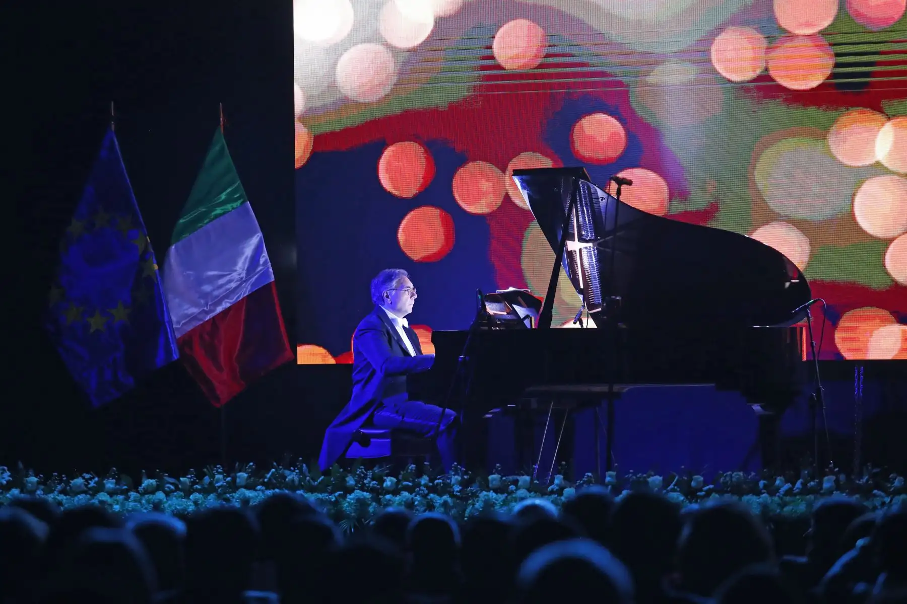 Durante la ceremonia de inauguración de la 29 Feria Internacional del Libro FIL Lima 2025, que se realizó la noche del jueves 17 de julio en el Parque Próceres de la Independencia de Jesús María, y que contó con la presencia de diversas autoridades y personalidades del ámbito cultural, tuvieron lugar algunos shows de música en vivo, entre los que destacó un concierto de música clásica italiana en piano. Foto: ANDINA/Daniel Bracamonte