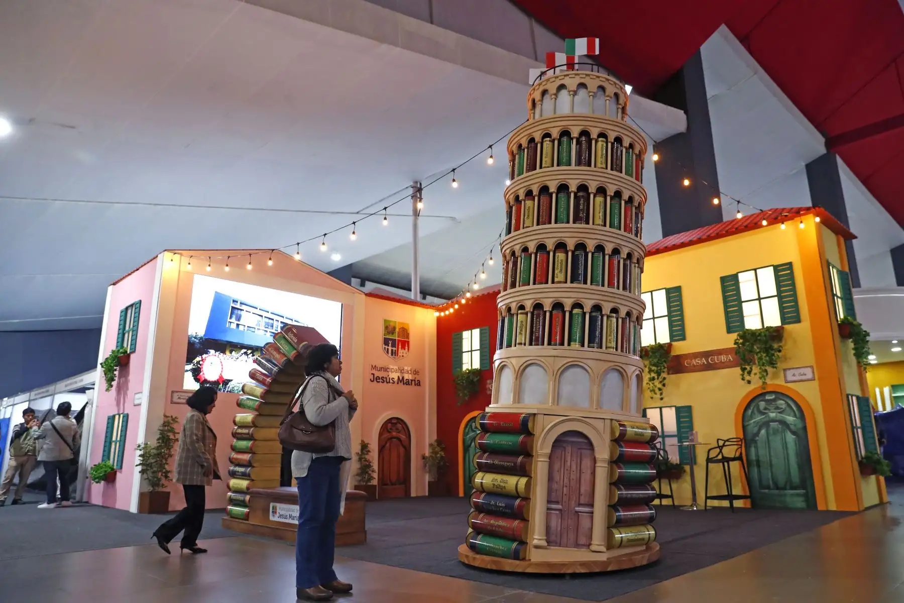 Entre algunas de las novedades de la 29 Feria Internacional del Libro FIL Lima 2025, que abre sus puertas al público el viernes 18 de julio en Jesús María, se tiene a Italia como país invitado de honor, además de un homenaje póstumo al premio Nobel peruano de Literatura, Mario Vargas Llosa, a través de diversas actividades y un ambiente especial para hacer honor a su vida y obra. Foto: ANDINA/Daniel Bracamonte