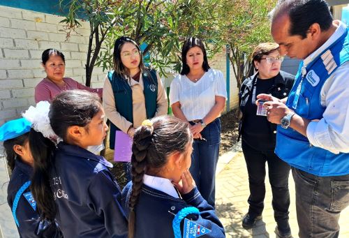 Especialistas de la Sunass y del sector Educación monitorean la calidad del agua en 12 colegios de la ciudad de Cajamarca. ANDINA/Difusión