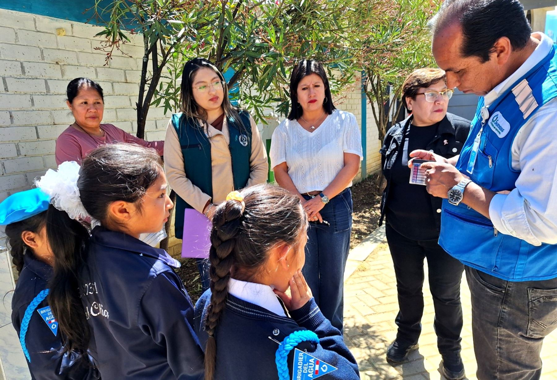 Especialistas de la Sunass y del sector Educación monitorean la calidad del agua en 12 colegios de la ciudad de Cajamarca. ANDINA/Difusión