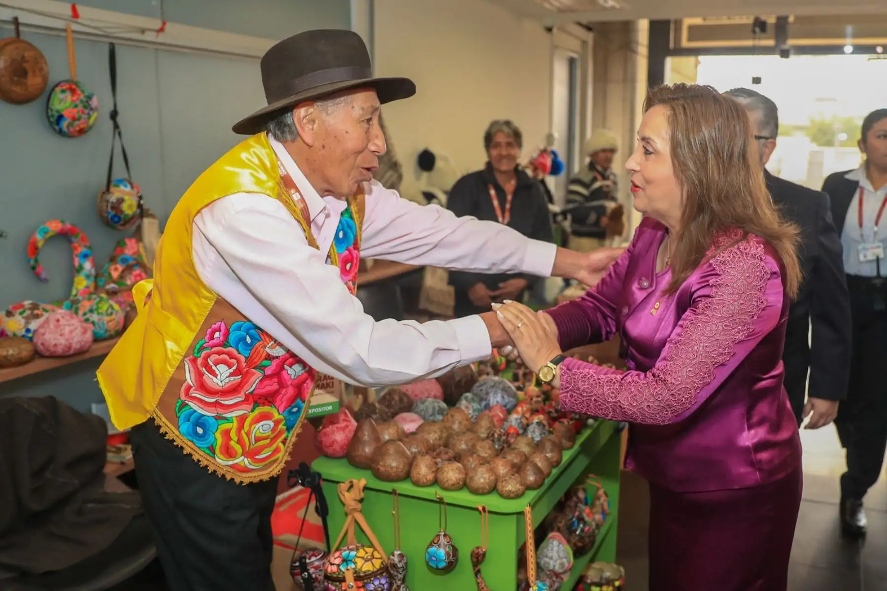 La presidenta Dina Boluarte inaugura la exposición “Ruraq Maki, hecho a mano”, que reúne a 208 colectivos de artesanos de todo el país para celebrar y preservar nuestro patrimonio cultural. Foto: ANDINA/Prensa Presidencia