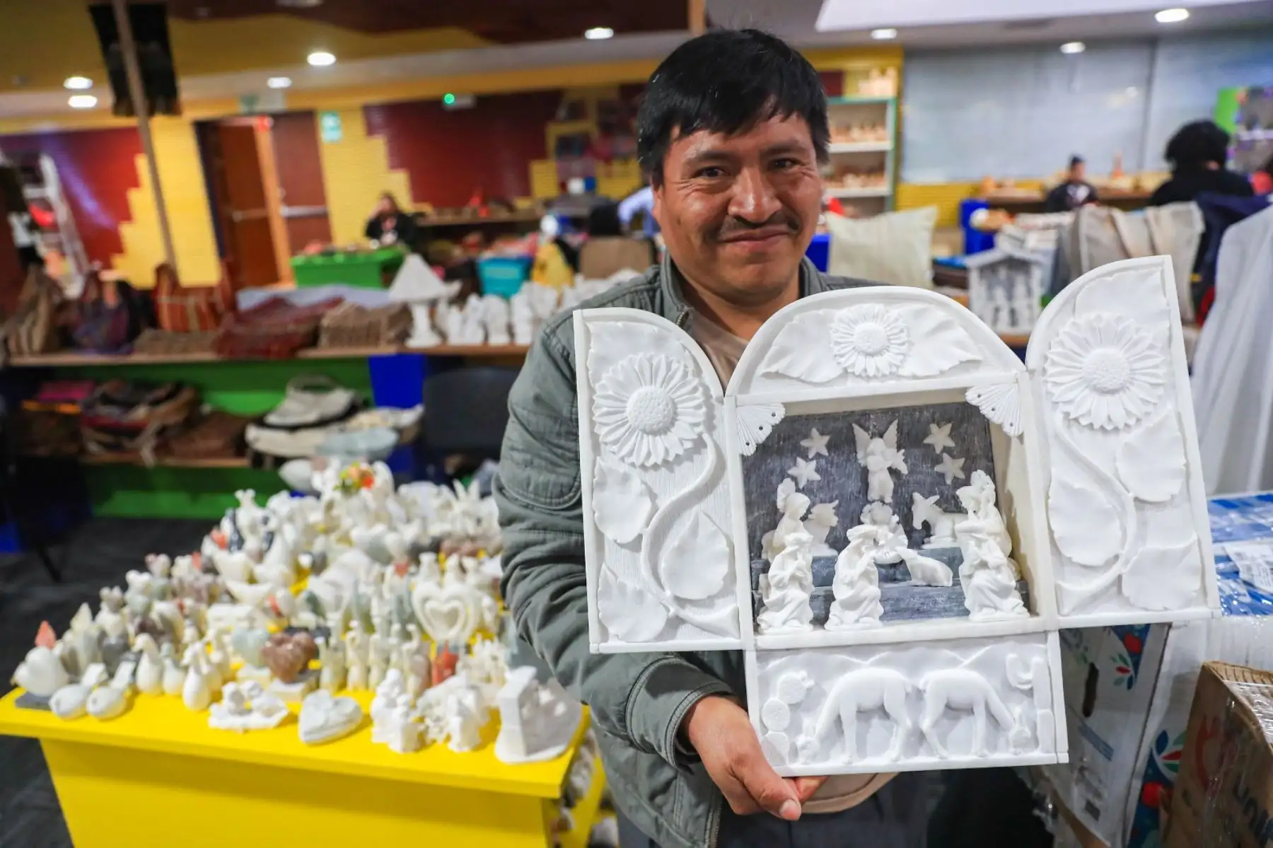 La presidenta Dina Boluarte inaugura la exposición “Ruraq Maki, hecho a mano”, que reúne a 208 colectivos de artesanos de todo el país para celebrar y preservar nuestro patrimonio cultural. Foto: ANDINA/Prensa Presidencia