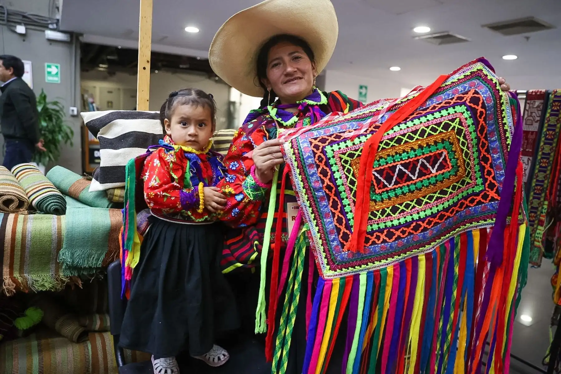Desde su creación en 2016, Ruraq Maki ha generado más de 20 millones de soles en ventas, beneficiando a más de 2,600 colectivos y 100,000 familias. Foto: ANDINA/ Juan Carlos Guzmán