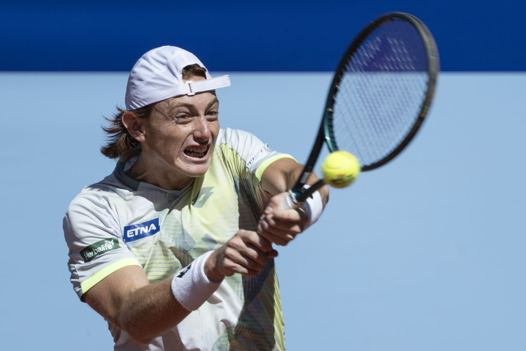 Ignacio Buse de Perú en acción contra Román Andrés Burruchaga de Argentina durante el partido de cuartos de final del torneo de tenis Swiss Open en Gstaad, Suiza. Foto: EFE