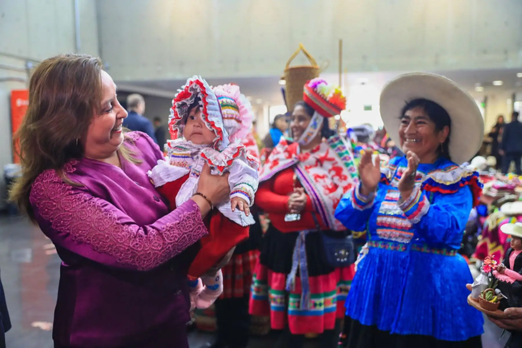 La presidenta Dina Boluarte inaugura la exposición “Ruraq Maki, hecho a mano”, que reúne a 208 colectivos de artesanos de todo el país para celebrar y preservar nuestro patrimonio cultural. Foto: ANDINA/Prensa Presidencia
