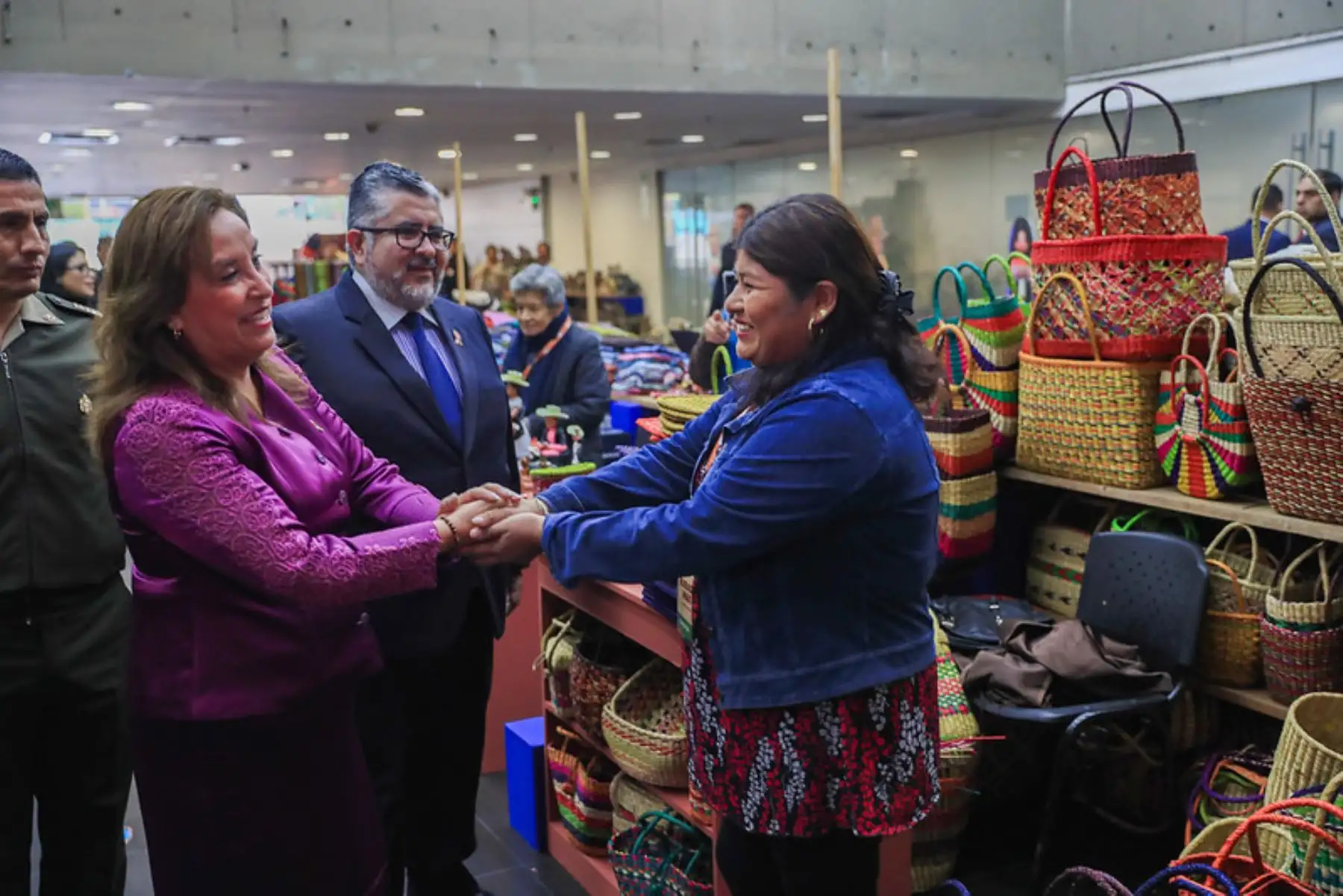 La presidenta Dina Boluarte inaugura la exposición “Ruraq Maki, hecho a mano”, que reúne a 208 colectivos de artesanos de todo el país para celebrar y preservar nuestro patrimonio cultural. Foto: ANDINA/Prensa Presidencia