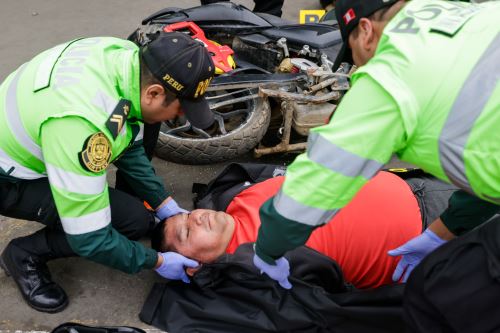 Como parte de las actividades por Fiestas Patrias, la Dirección de Tránsito escenificó las funciones de sus cinco divisiones. Esta iniciativa busca prevenir accidentes y concientizar a la ciudadanía sobre la importancia del respeto a las normas viales durante las celebraciones, reforzando el compromiso con la seguridad en estas fechas festivas. Foto: ANDINA/Luis Iparraguirre
