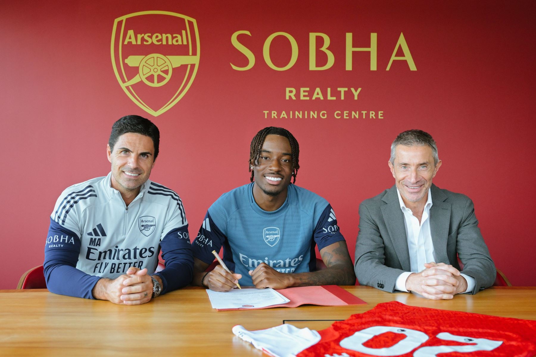 Noni Madueke es presentado como nuevo jugador del Arsenal