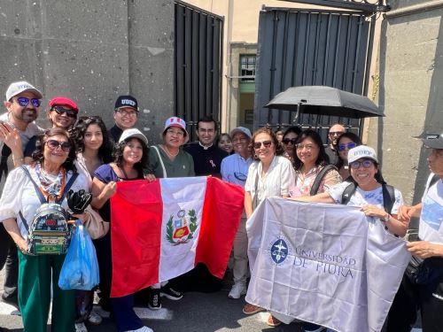 El secretario del Papa, el sacerdote chiclayano Edgar Rimaycuna, recibió los presentes que llevó la delegación de Piura a Castel Gandolfo. Minutos después León XIV se asomó al balcón para saludarlos. ANDINA/Difusión