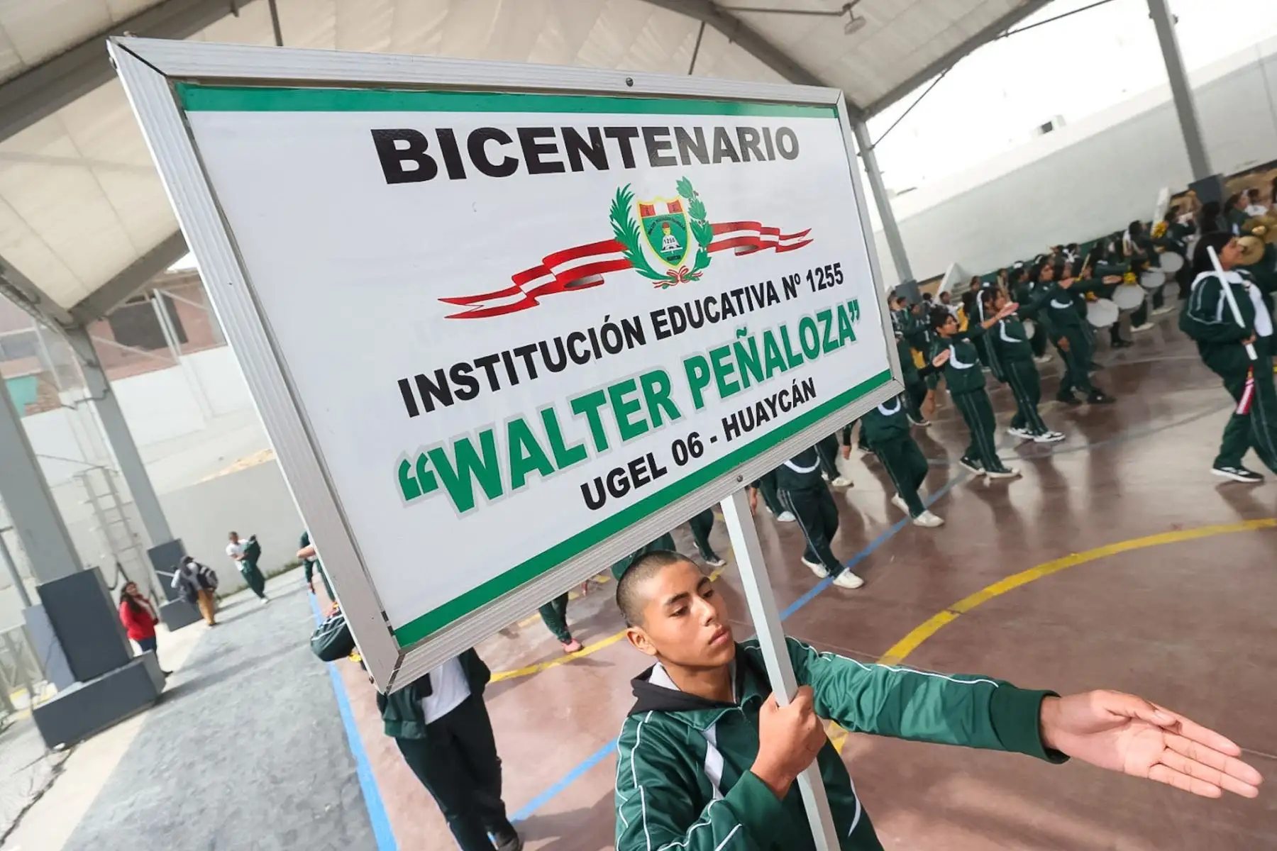 Ensayo de la banda y escolta del colegio Peñaloza de Huaycan, que se hizo famoso por su coreografía. Dicha escolta formará parte de la gran Parada Militar del 29 de julio.

Foto: ANDINA/Juan Carlos Guzmán Negrini