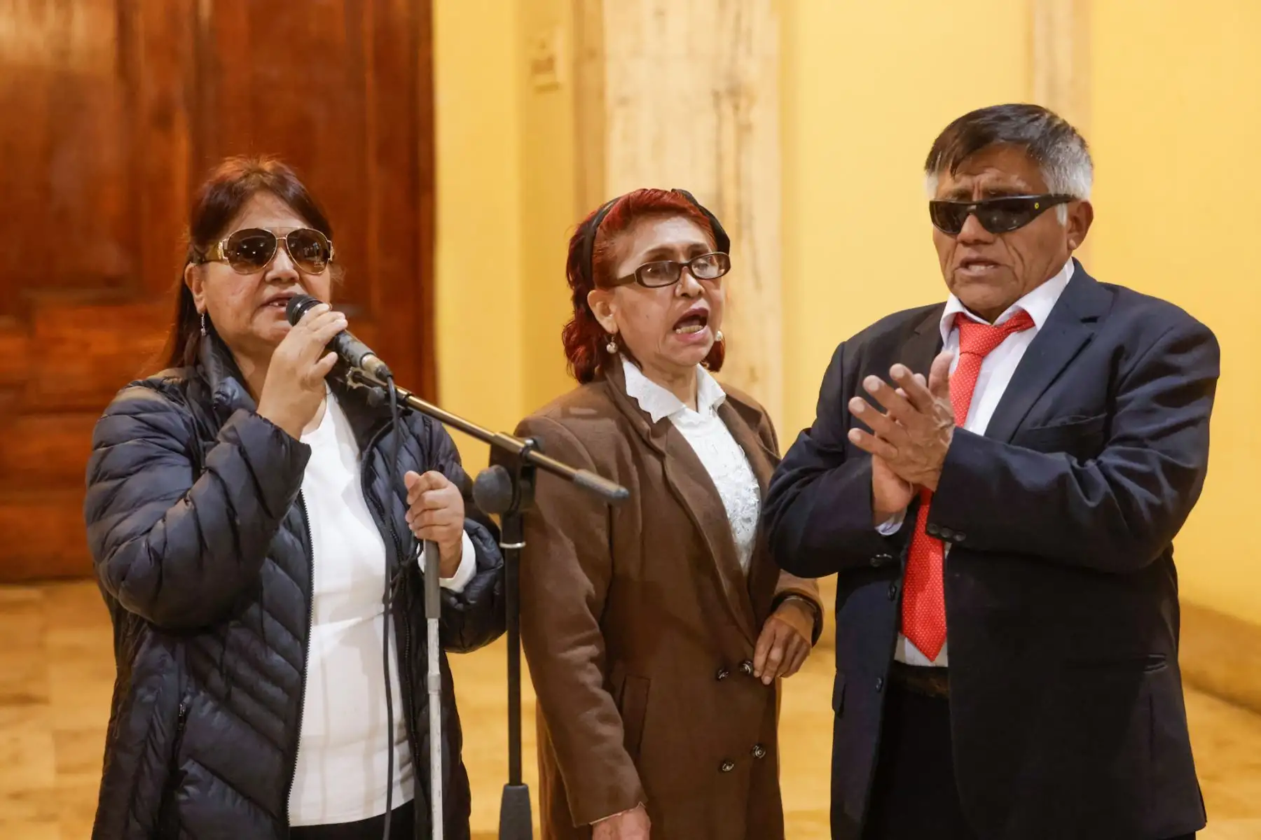 La Biblioteca Nacional del Perú celebró el XXIV aniversario de la Sala para Personas con Discapacidad Visual “Delfina Otero Villarán” con un emotivo acto protocolar. Durante la jornada, varios usuarios compartieron sus testimonios sobre cómo este espacio les ha permitido acceder a la información y desarrollarse en el ámbito académico, laboral y personal. La ceremonia reafirmó el compromiso de la BNP con la inclusión y el acceso equitativo al conocimiento. Foto: ANDINA/Luis Iparraguirre