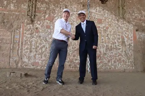 El embajador del Reino Unido en el Perú, Gavin Cook, recordó regresaba a la huaca de La Luna (Trujillo) después de 30 años. Foto: Cortesía Luis Puell