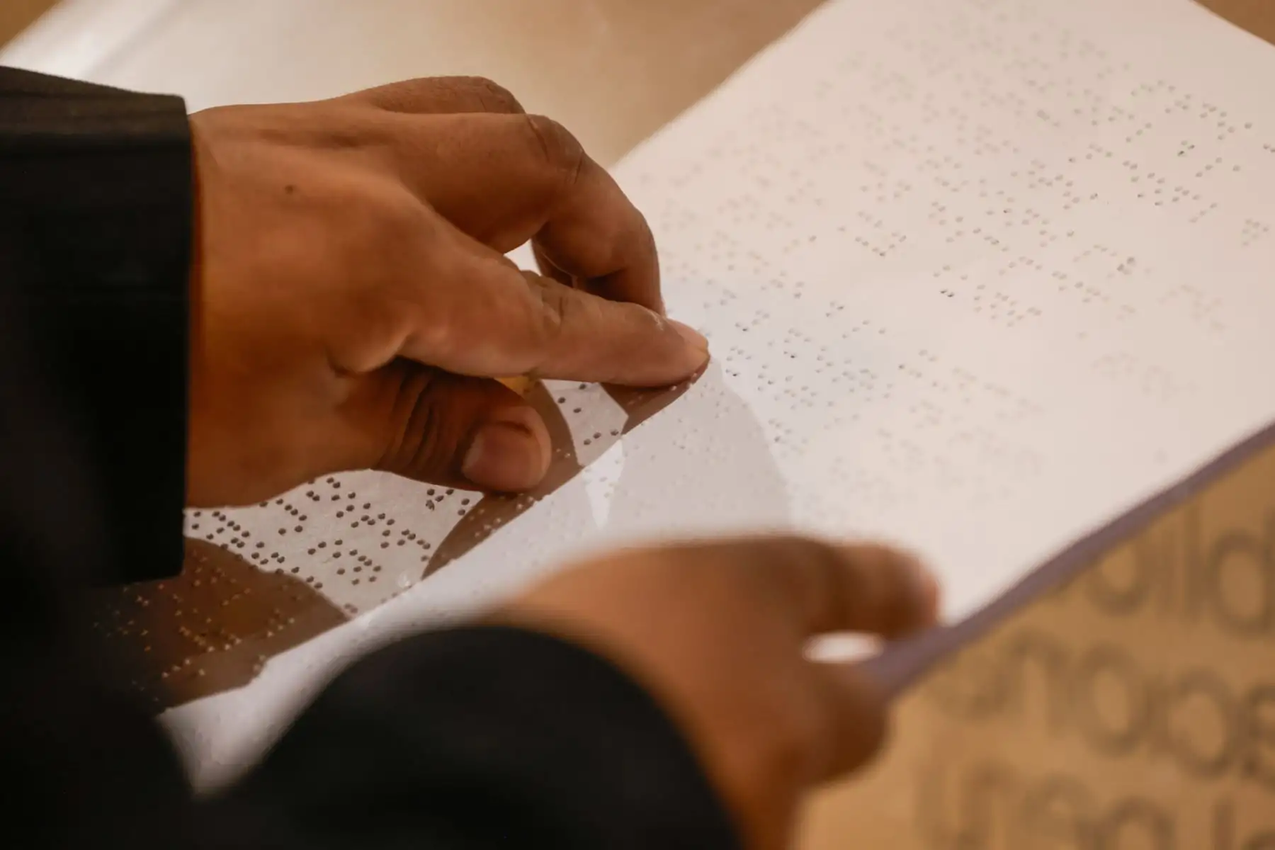 La Biblioteca Nacional del Perú celebró el XXIV aniversario de la Sala para Personas con Discapacidad Visual “Delfina Otero Villarán” con un emotivo acto protocolar. Durante la jornada, varios usuarios compartieron sus testimonios sobre cómo este espacio les ha permitido acceder a la información y desarrollarse en el ámbito académico, laboral y personal. La ceremonia reafirmó el compromiso de la BNP con la inclusión y el acceso equitativo al conocimiento. Foto: ANDINA/Luis Iparraguirre