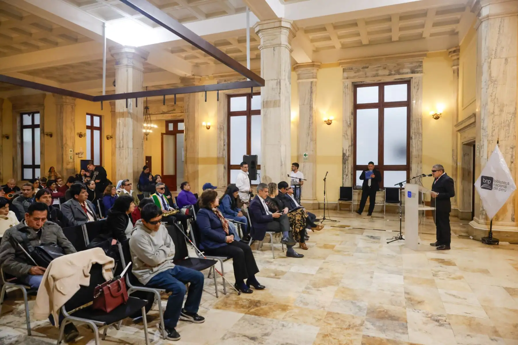 La Biblioteca Nacional del Perú celebró el XXIV aniversario de la Sala para Personas con Discapacidad Visual “Delfina Otero Villarán” con un emotivo acto protocolar. Durante la jornada, varios usuarios compartieron sus testimonios sobre cómo este espacio les ha permitido acceder a la información y desarrollarse en el ámbito académico, laboral y personal. La ceremonia reafirmó el compromiso de la BNP con la inclusión y el acceso equitativo al conocimiento. Foto: ANDINA/Luis Iparraguirre