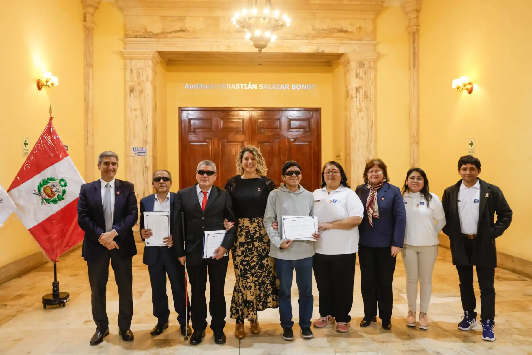 La Biblioteca Nacional del Perú celebró el XXIV aniversario de la Sala para Personas con Discapacidad Visual “Delfina Otero Villarán” con un emotivo acto protocolar. Durante la jornada, varios usuarios compartieron sus testimonios sobre cómo este espacio les ha permitido acceder a la información y desarrollarse en el ámbito académico, laboral y personal. La ceremonia reafirmó el compromiso de la BNP con la inclusión y el acceso equitativo al conocimiento. Foto: ANDINA/Luis Iparraguirre