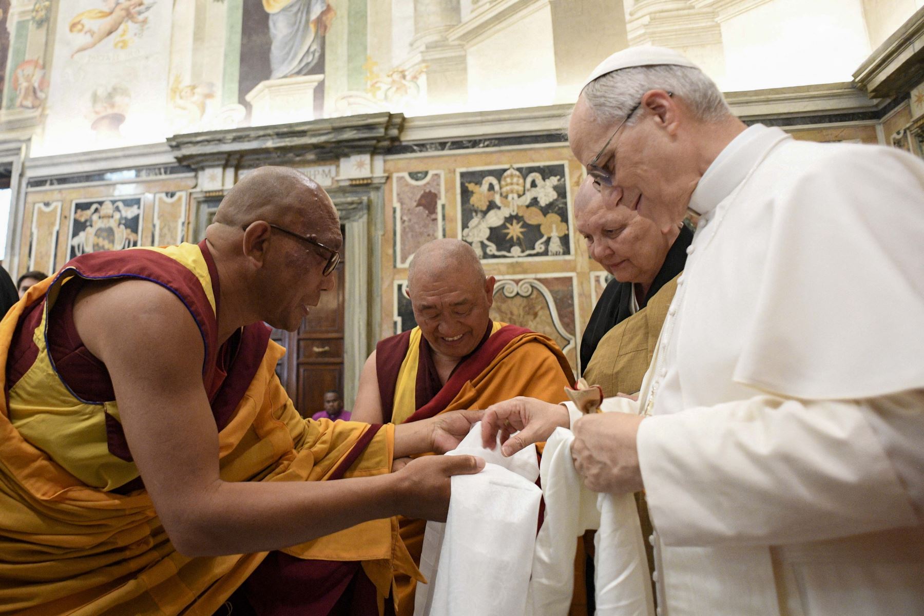 Esta fotografía tomada y distribuida el 19 de mayo de 2025 por The Vatican Media muestra al Papa León XIV durante una reunión con una delegación ecuménica e interreligiosa en El Vaticano. Foto: AFP