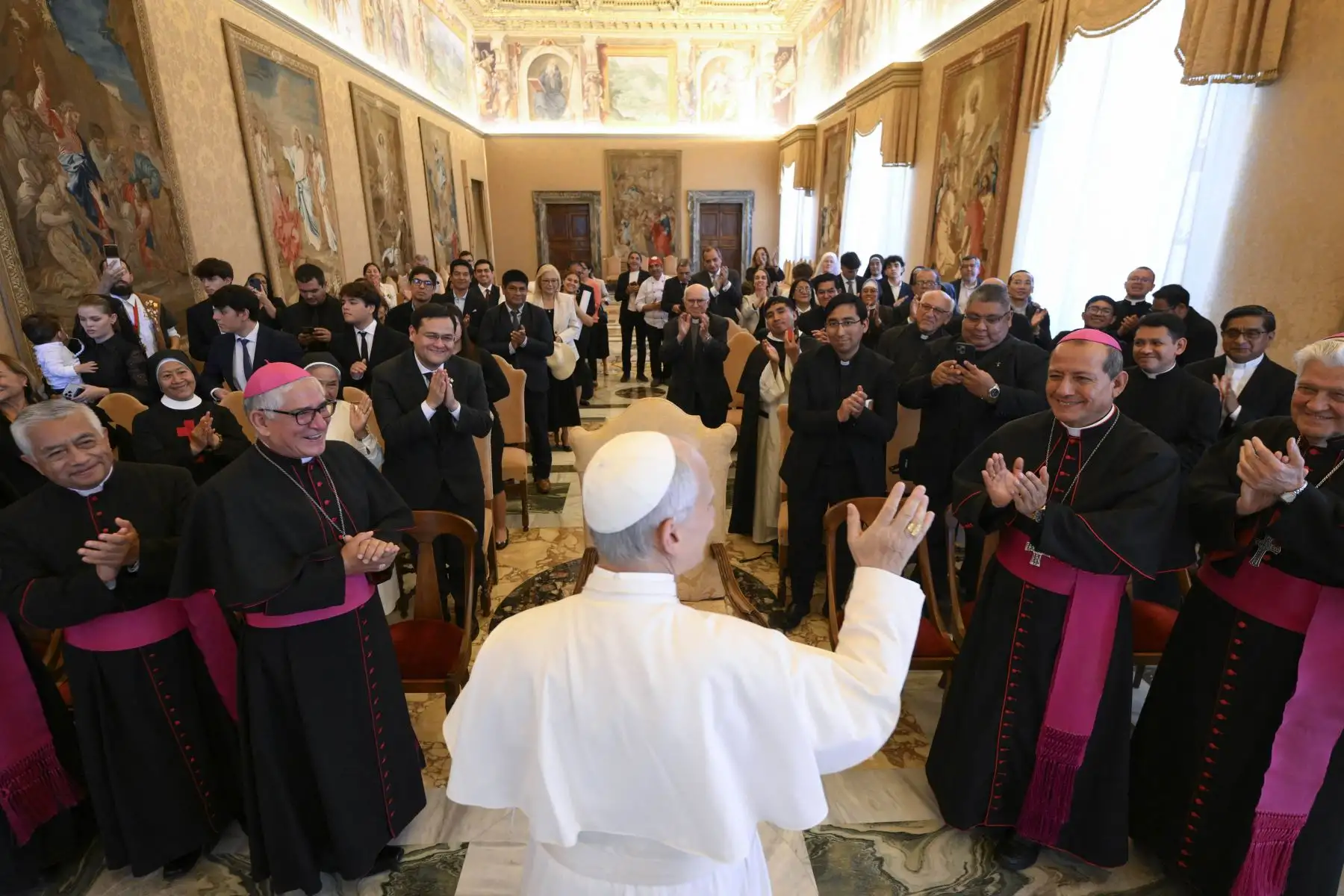 19 de mayo de 2025 por The Vatican Media muestra al Papa León XIV durante una reunión con una delegación de Chiclayo, Perú, en El Vaticano. AFP