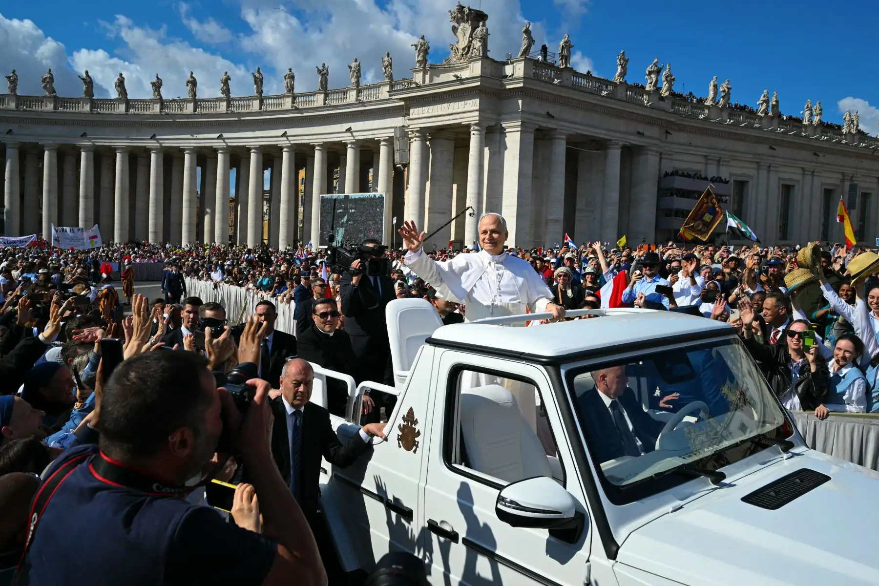 El Papa León XIV saluda a la multitud desde el papamóvil antes de la Santa Misa de inicio de su pontificado, en la plaza de San Pedro en el Vaticano el 18 de mayo de 2025. AFP
