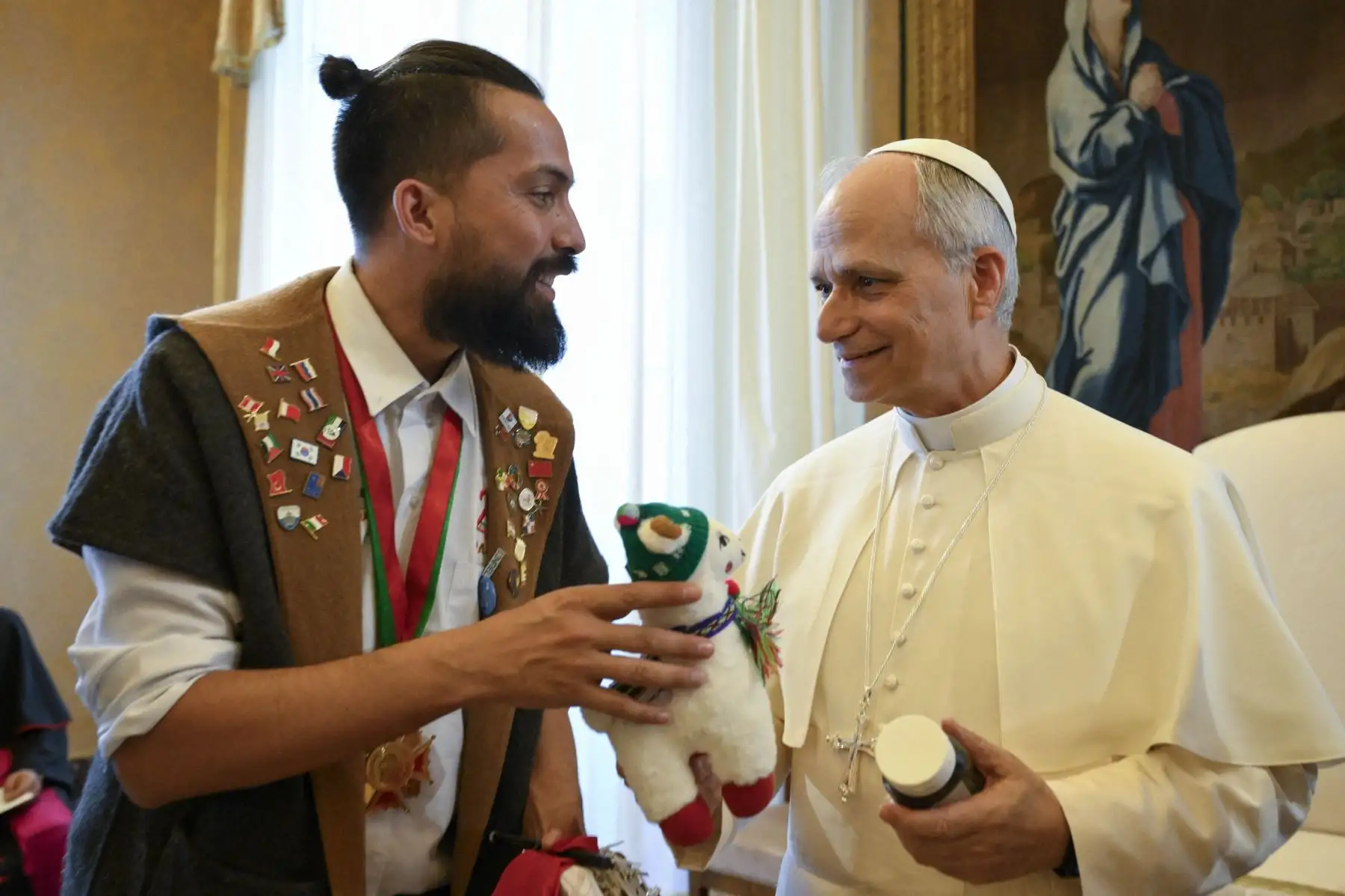 Esta fotografía tomada y distribuida el 19 de mayo de 2025 por The Vatican Media muestra al Papa León XIV durante una reunión con una delegación de Chiclayo, Perú, en El Vaticano. AFP