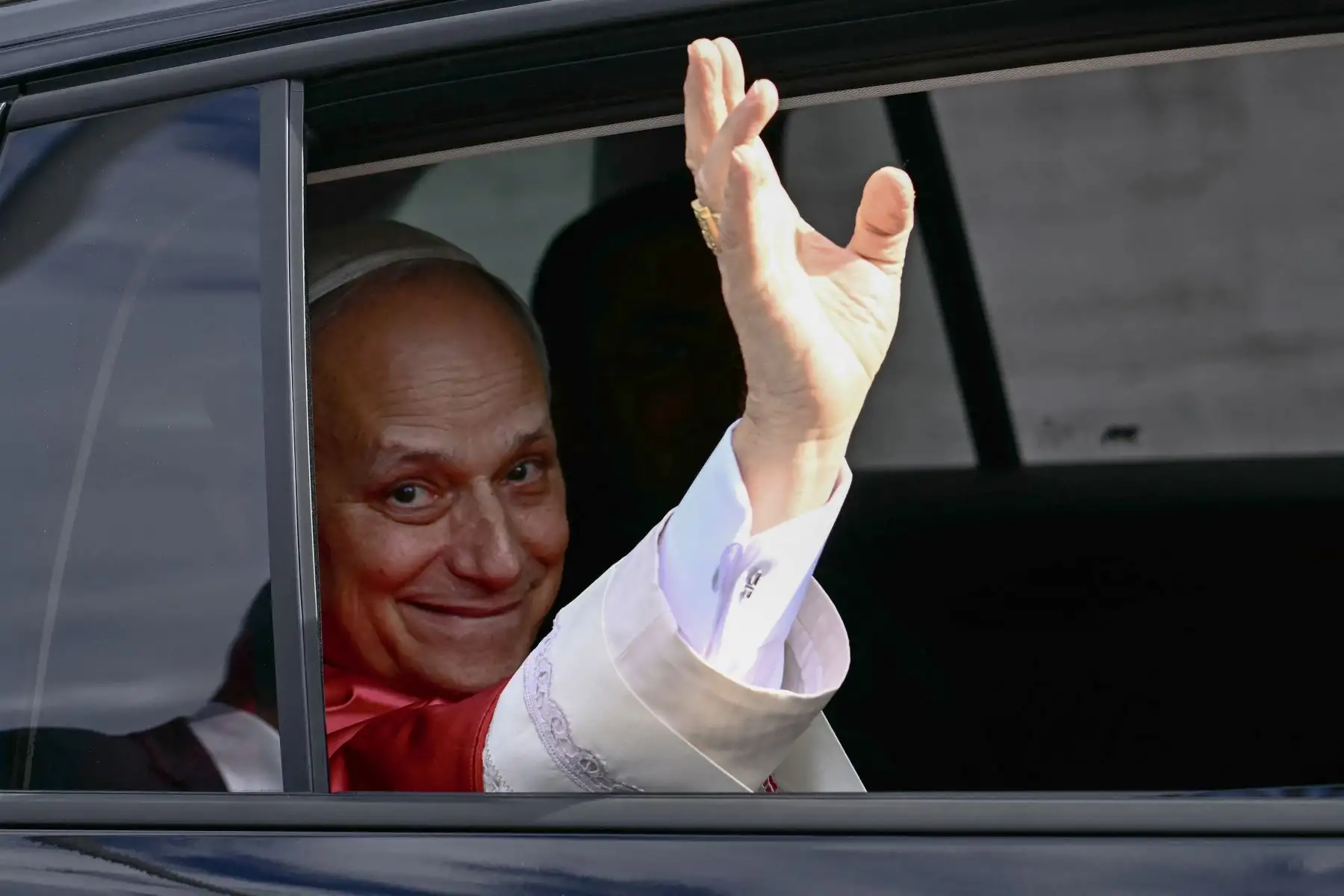 El Papa León XIV parte después de una visita a la Tumba de San Pablo en la Basílica de San Pablo Extramuros en Roma el 20 de mayo de 2025. AFP