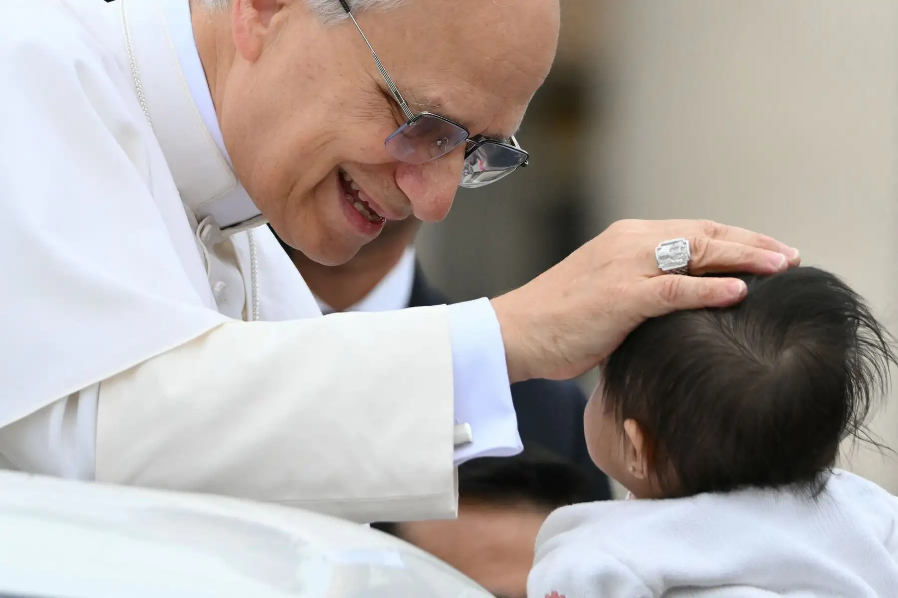 El Papa León XIV bendice a un bebé durante la audiencia general semanal en la Plaza de San Pedro en el Vaticano el 21 de mayo de 2025. Foto: AFP