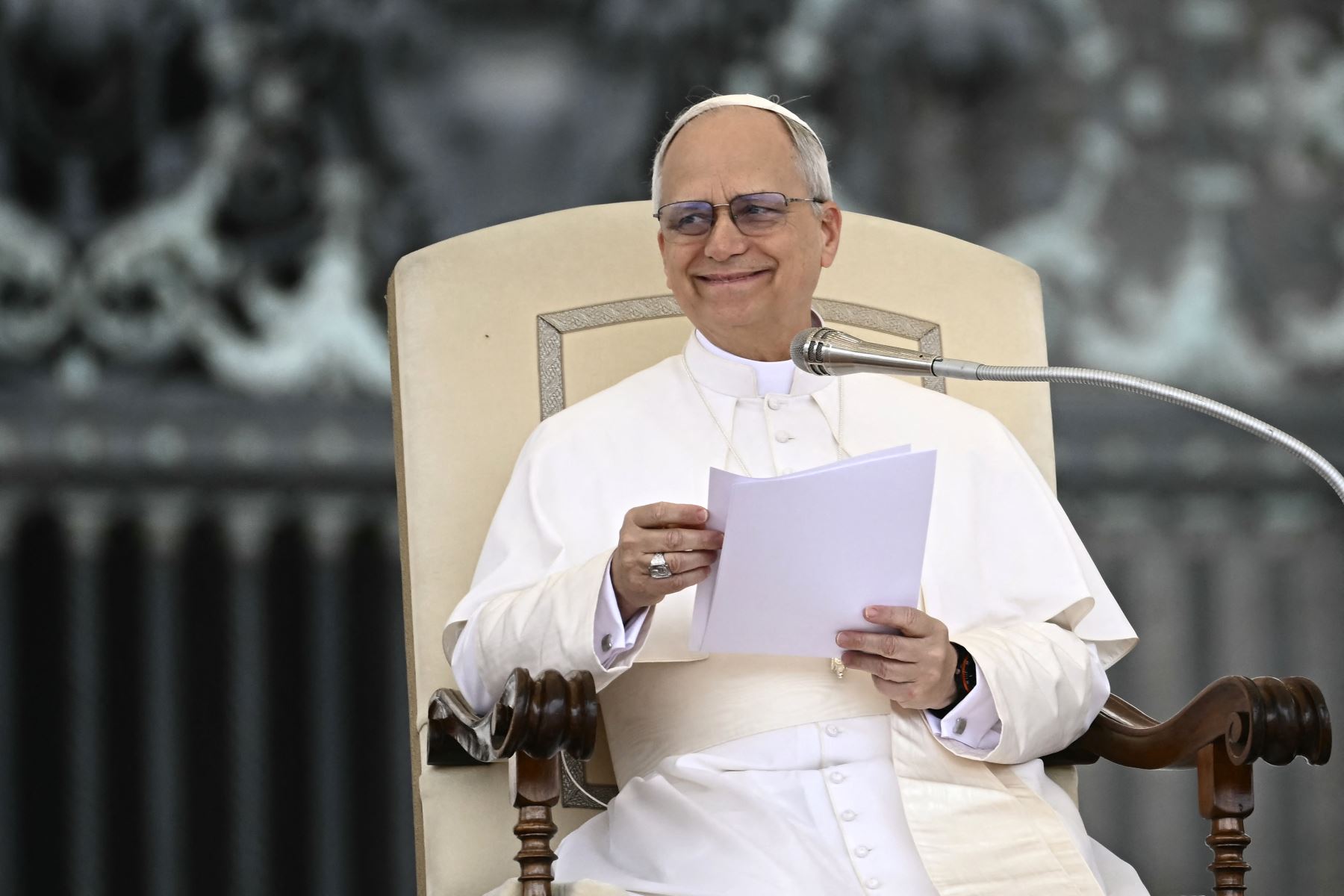 El Papa León XIV se dirige a la multitud durante la audiencia general semanal en la Plaza de San Pedro en el Vaticano el 21 de mayo de 2025. AFP