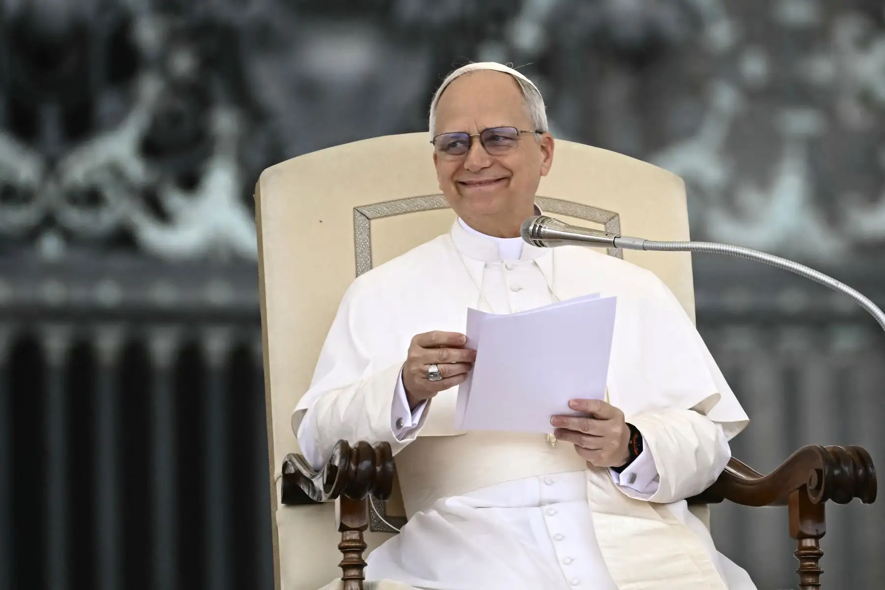 El Papa León XIV se dirige a la multitud durante la audiencia general semanal en la Plaza de San Pedro en el Vaticano el 21 de mayo de 2025. AFP