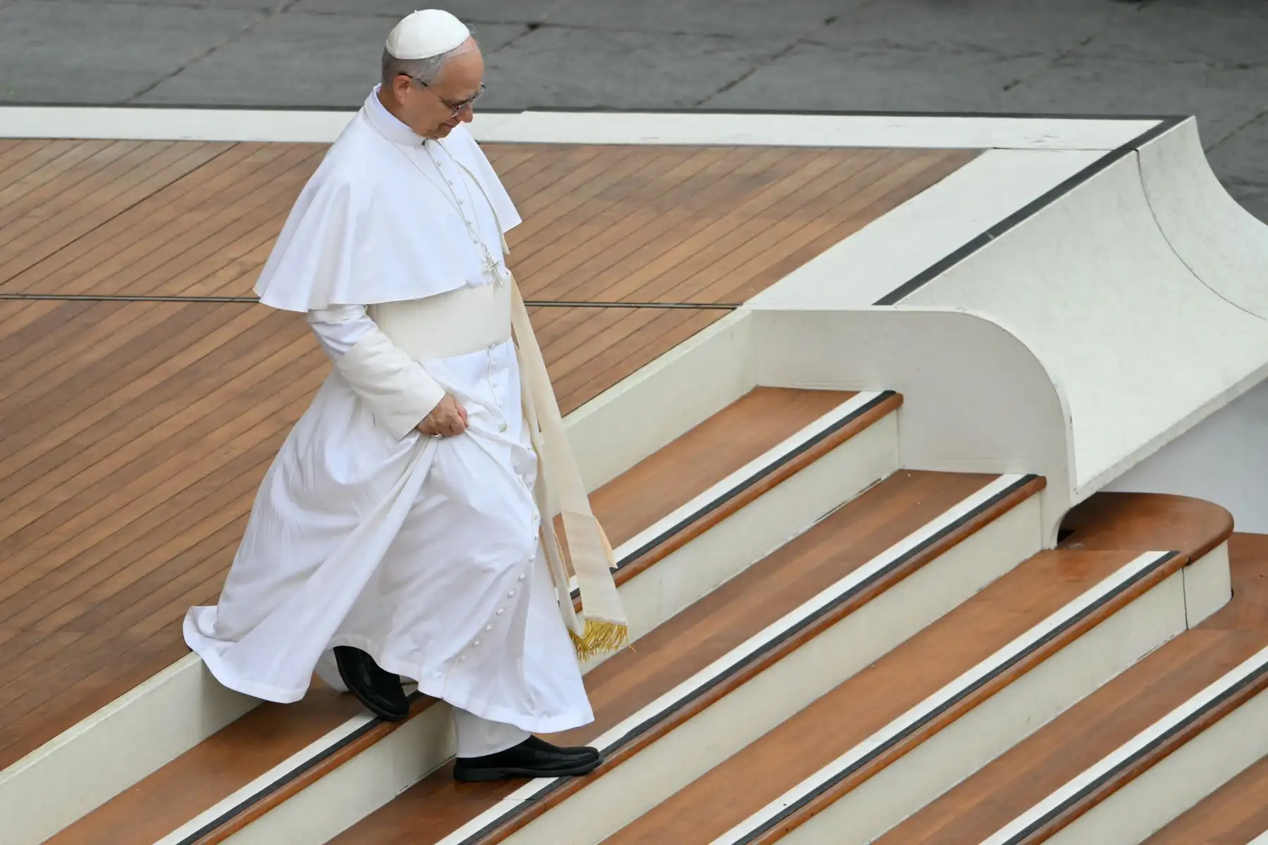 El Papa León XIV parte al final de su primera audiencia general semanal en la Plaza de San Pedro en el Vaticano el 21 de mayo de 2025. AFP